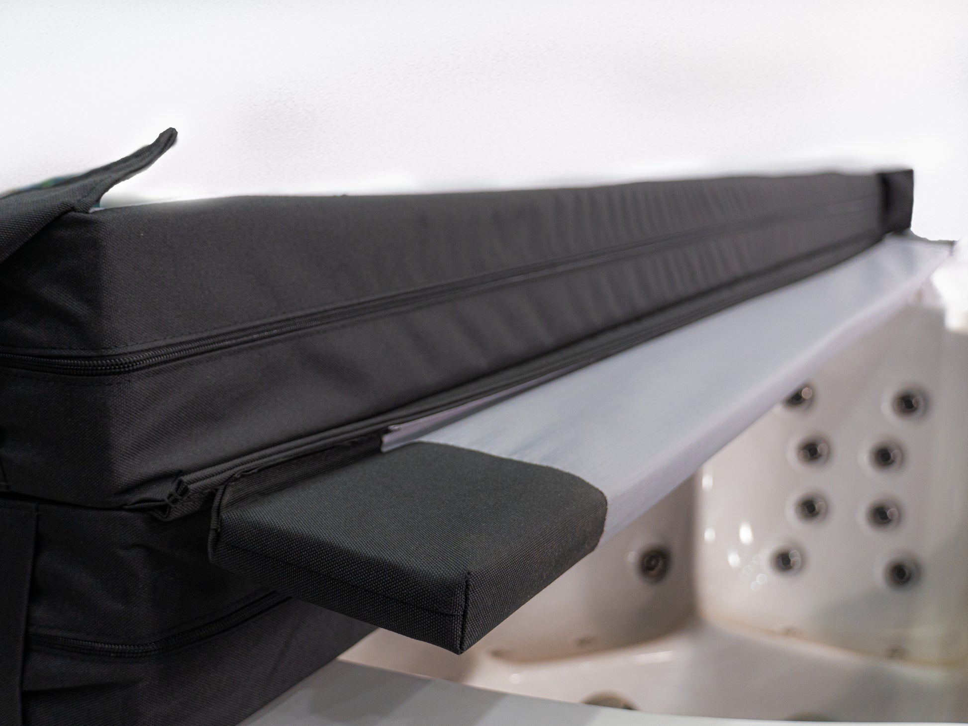 Black replacement hot tub cover with full insulation pillow